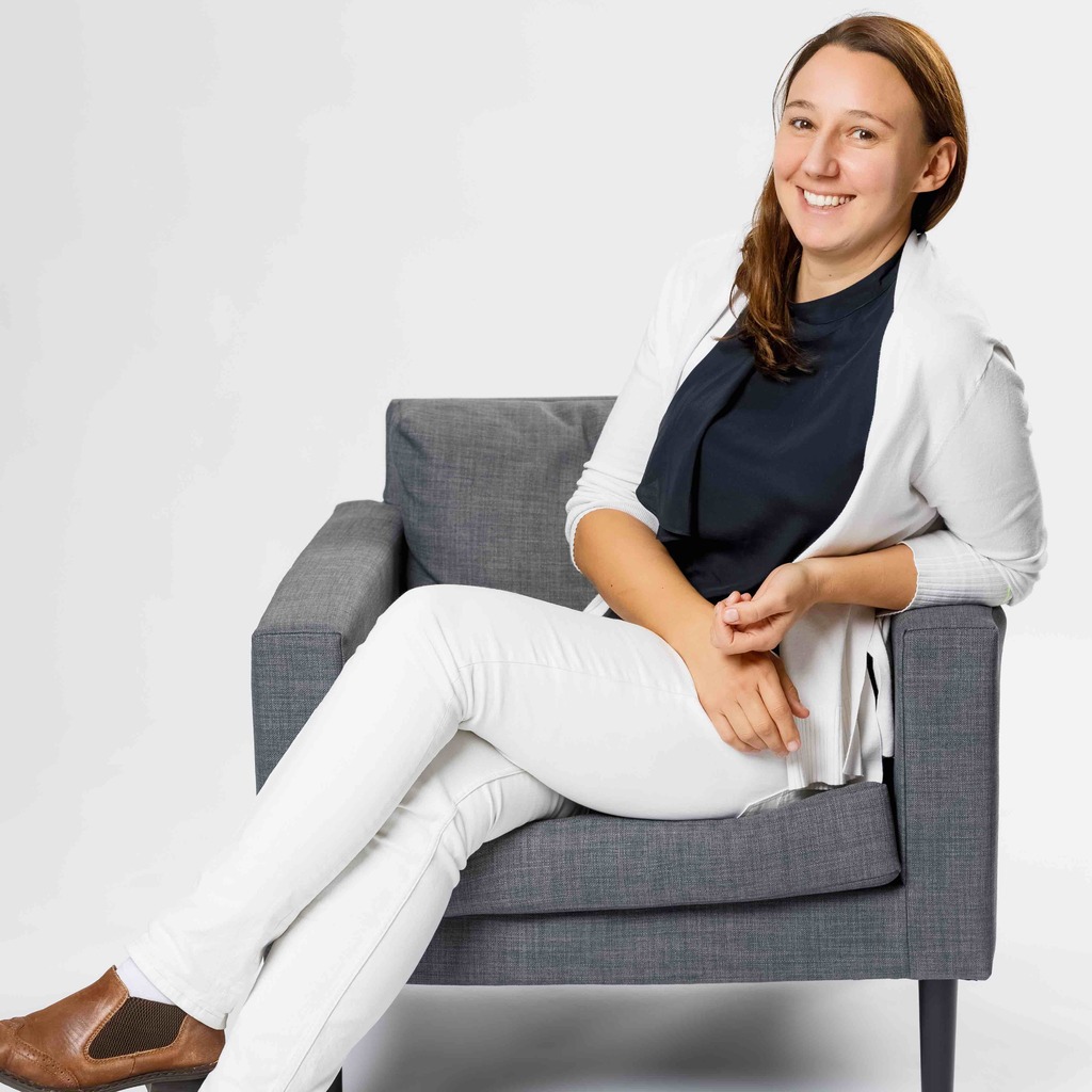 Auf dem Foto sieht man Daniela Jentsch, die mit weißer Hose und schwarzer Bluse mit verschränkten Armen lächelnd in die Kamera schaut.